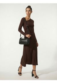 Sinsay - Sukienka maxi z asymetrycznym dekoltem - brązowy. Kolor: brązowy. Typ sukienki: asymetryczne. Długość: maxi #1