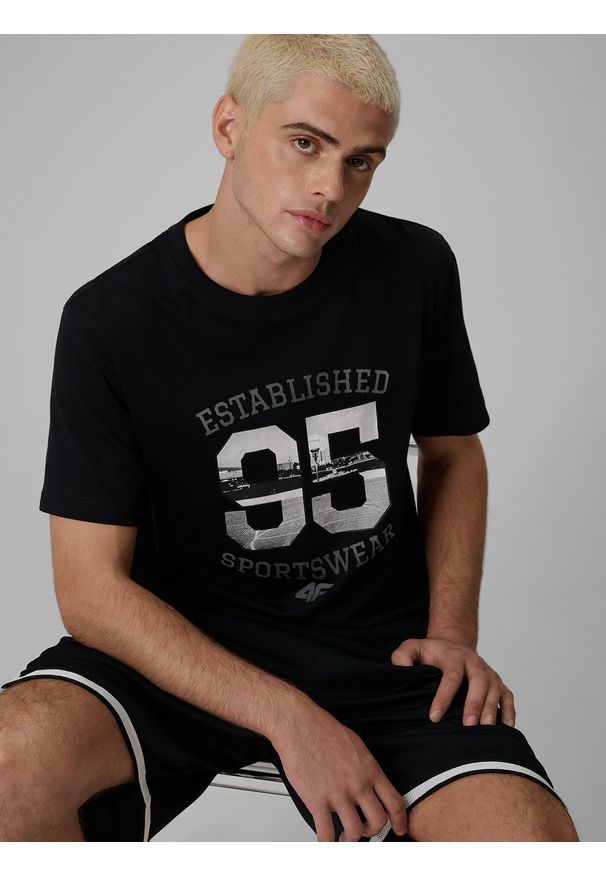 4f - 4F T-shirt regular z nadrukiem męski - czarny L. Okazja: na co dzień, na spacer. Kolor: czarny. Materiał: jeans, dzianina, bawełna, dresówka, materiał, jersey. Wzór: nadruk. Styl: casual, klasyczny