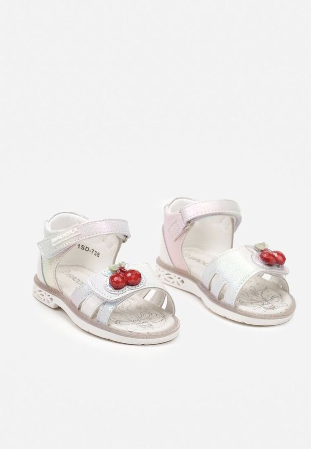 Born2be - Srebrne Sandały na Płaskiej Podeszwie Zapinane na Rzep z Aplikacją i Ozdobnymi Wycięciami Timavee. Okazja: na co dzień. Zapięcie: rzepy. Kolor: srebrny. Materiał: len. Wzór: aplikacja. Sezon: lato. Styl: casual, elegancki