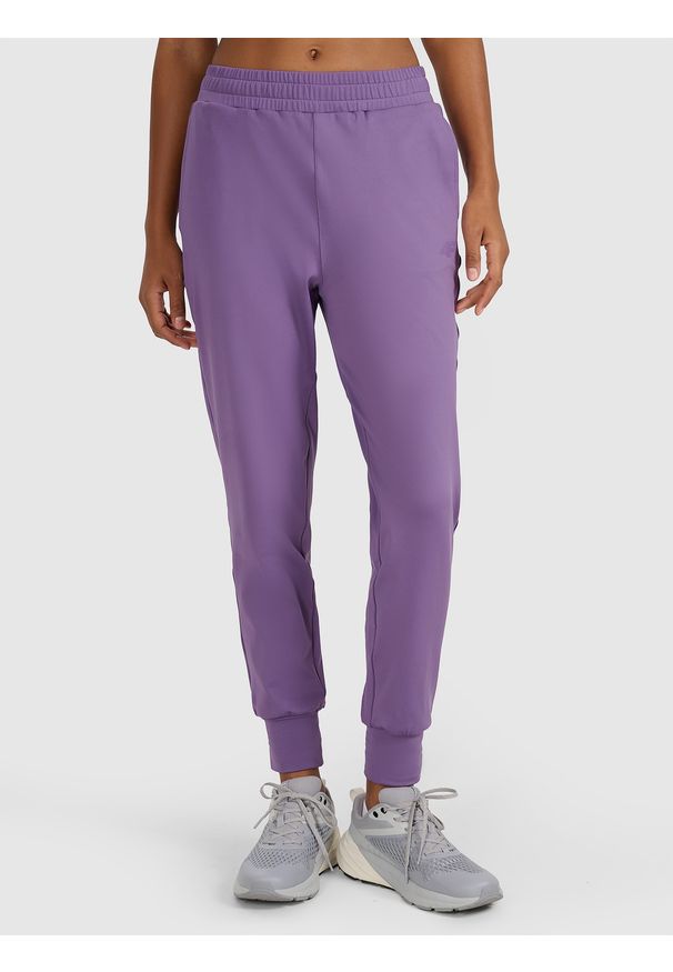 4f - 4F Spodnie treningowe szybkoschnące damskie - fioletowe M. Kolor: różowy. Materiał: dzianina, elastan, włókno, syntetyk, materiał. Wzór: ze splotem. Sport: fitness