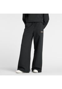 Spodnie damskie New Balance WP53903BK – czarne. Stan: podwyższony. Kolor: czarny. Materiał: poliester, bawełna. Wzór: aplikacja, napisy
