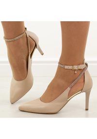 Beżowe s128 skórzane Polskie szpilki damskie Prestige 2247. Okazja: na co dzień, na spotkanie biznesowe, na ślub cywilny, na wesele, na imprezę. Nosek buta: szpiczasty. Kolor: beżowy. Materiał: skóra. Szerokość cholewki: normalna. Obcas: na szpilce. Styl: casual, biznesowy, elegancki, klasyczny. Wysokość obcasa: średni #1