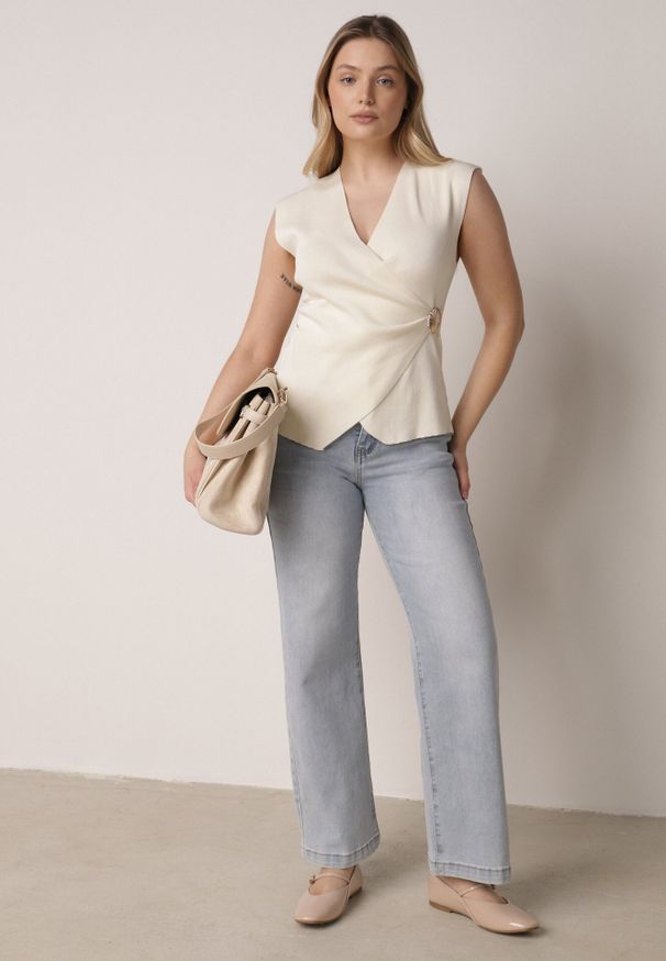 Born2be - Beżowa Bluzka z Wiskozą Kopertowym Dekoltem i Metalową Klamrą z Boku Sanviel. Kolor: beżowy. Materiał: wiskoza