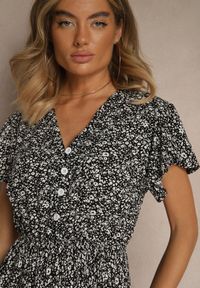 Renee - Czarna Rozkloszowana Kwiatowa Sukienka z Bawełny Ozdobiona Guzikami Izirella. Okazja: na co dzień. Kolor: czarny. Materiał: bawełna. Wzór: aplikacja, kwiaty. Sezon: lato. Typ sukienki: proste. Styl: casual #3