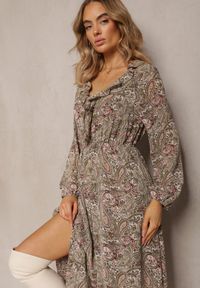 Renee - Jasnozielona Sukienka z Falbanką przy Dekolcie w Ornamentalny Wzór Mana. Okazja: na co dzień, na spacer. Typ kołnierza: dekolt w serek. Kolor: zielony. Materiał: tkanina. Długość rękawa: długi rękaw. Sezon: jesień, wiosna. Typ sukienki: rozkloszowane. Styl: casual #3
