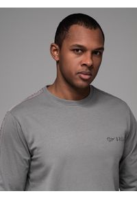 Ombre Clothing - Męski bawełniany longsleeve U-neck z lampasami i nadrukiem na piersi – szary V5. Kolor: szary. Materiał: bawełna. Długość rękawa: długi rękaw. Wzór: nadruk. Styl: klasyczny, sportowy #3