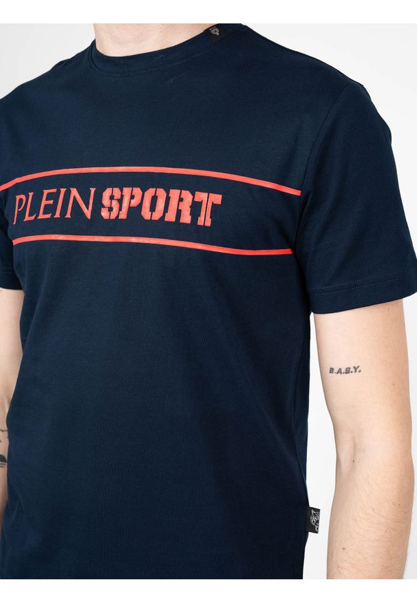 Plein Sport T-shirt | TIPS101 | Mężczyzna | Granatowy. Okazja: na co dzień. Kolor: niebieski. Materiał: bawełna. Wzór: aplikacja. Styl: sportowy