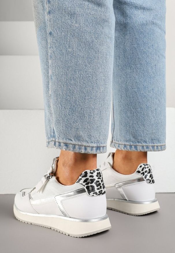 Renee - Białe Sneakersy Ozdobione Suwakiem i Metalicznymi Wstawkami Alua. Okazja: na co dzień. Kolor: biały. Materiał: jeans. Wzór: aplikacja. Sezon: lato, wiosna