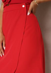 Renee - Czerwona Elegancka Spódnica z Kopertowym Zapięciem Intervalia. Kolor: czerwony. Materiał: tkanina. Styl: elegancki