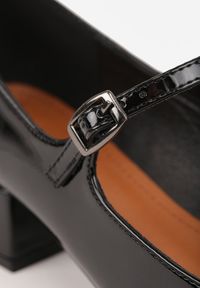 Renee - Czarne Czółenka o Lakierowanym Połysku na Niskim Obcasie z Paskiem i Klamerką Karzina. Okazja: do pracy. Zapięcie: pasek. Kolor: czarny. Materiał: lakier. Obcas: na obcasie. Styl: elegancki. Wysokość obcasa: niski #9