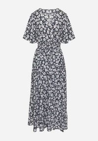 Born2be - Granatowa Kopertowa Sukienka w Kwiatowy Wzór o Rozkloszowanym Kroju Valriz. Okazja: na randkę, na co dzień, na spotkanie biznesowe. Typ kołnierza: dekolt w serek. Kolor: niebieski. Długość rękawa: krótki rękaw. Wzór: kwiaty. Typ sukienki: kopertowe. Styl: klasyczny, casual, elegancki, biznesowy #4