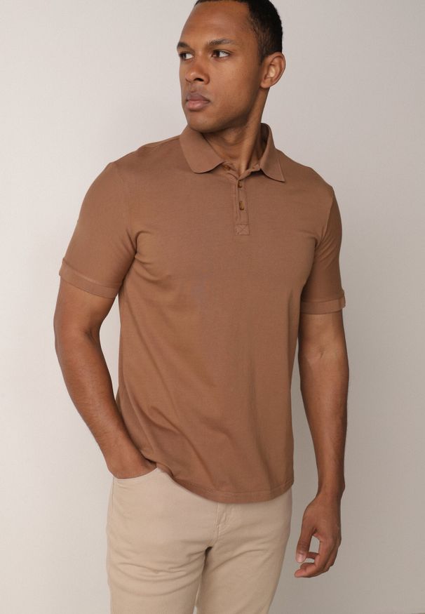 Born2be - Brązowa Gładka Koszulka Polo o Klasycznym Kroju Sinopea. Okazja: do pracy, na co dzień, na spotkanie biznesowe. Typ kołnierza: polo. Kolor: brązowy. Materiał: jeans. Wzór: gładki. Styl: klasyczny