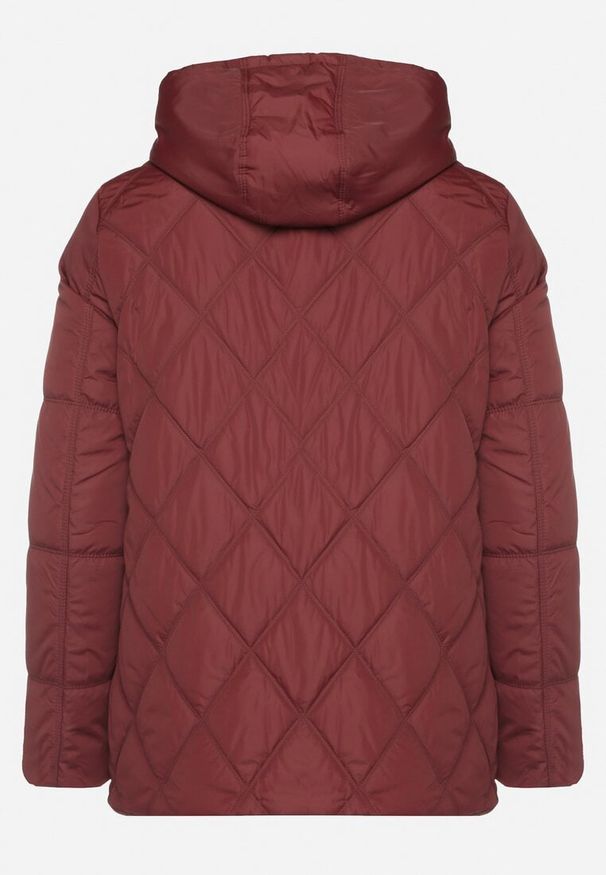 Born2be - Czerwona Pikowana Kurtka z Kapturem i Ozdobnymi Suwakami Carnaye. Okazja: na spacer, na co dzień. Typ kołnierza: kaptur. Kolekcja: plus size. Kolor: czerwony. Materiał: jeans. Styl: elegancki, casual, sportowy