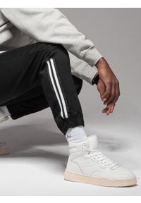 Ombre Clothing - Jeansowe joggery męskie z lampasami – czarne V2 - Rozmiar: XXL. Okazja: na co dzień. Kolor: czarny. Materiał: jeans. Styl: retro, sportowy, casual #6