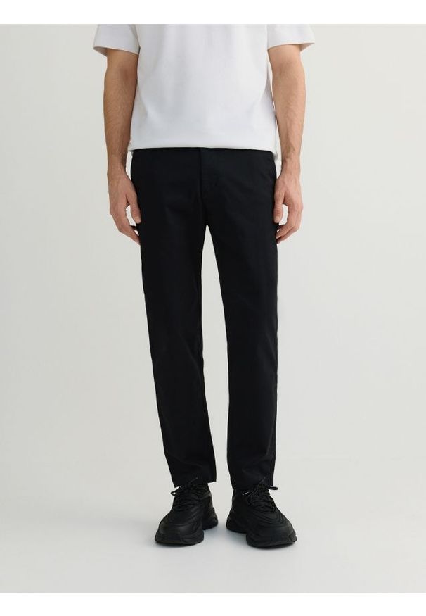 Reserved - Spodnie chino slim fit - czarny. Kolor: czarny. Materiał: tkanina, bawełna