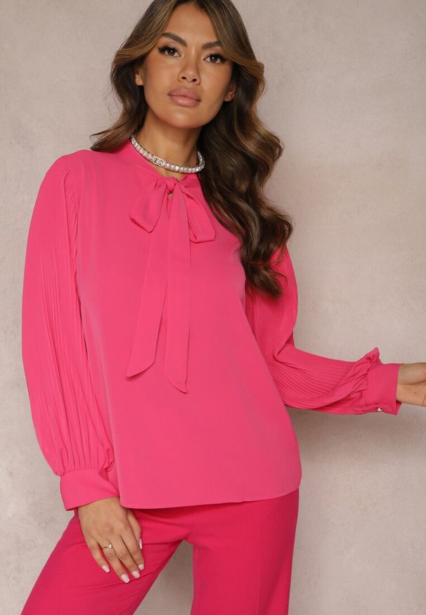 Renee - Różowa Bluzka z Ozdobnym Wiązaniem na Szyi i Marszczeniami na Rękawach Vervia. Kolor: różowy. Materiał: tkanina. Wzór: gładki