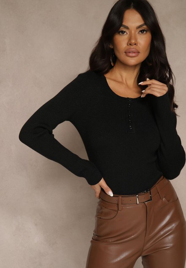 Renee - Czarny Gładki Sweter z Wiskozą z Metaliczną Nicią i Guzikami przy Dekolcie Lilivea. Okazja: na spacer. Kolor: czarny. Materiał: wiskoza. Długość: krótkie. Wzór: gładki