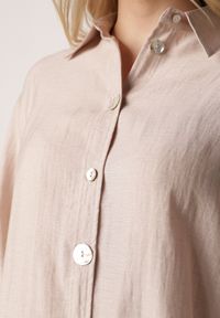 Born2be - Beżowa Koszula Oversize z Wiskozą i Lnem Zdobiona Nieregularnymi Guzikami Inisera. Okazja: na co dzień, do pracy. Typ kołnierza: kołnierzyk klasyczny. Kolor: beżowy. Materiał: wiskoza, len. Długość: długie. Wzór: aplikacja. Styl: casual, klasyczny, elegancki #8