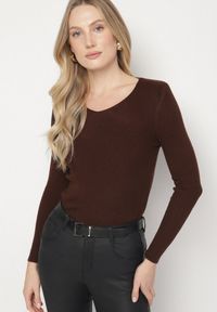 Born2be - Brązowy Dopasowany Sweter z Prążkowanej Dzianiny z Bawełną z Dekoltem w Serek Tesma. Okazja: na co dzień. Typ kołnierza: dekolt w serek. Kolor: brązowy. Materiał: dzianina, bawełna, prążkowany. Długość rękawa: długi rękaw. Długość: długie. Styl: elegancki, casual
