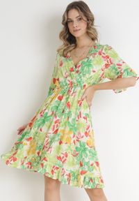 Born2be - Jasnozielona Wiskozowa Sukienka Mini z Gumką w Pasie i Falbanką przy Rękawie Ishana. Okazja: na co dzień. Typ kołnierza: dekolt w kształcie V, kołnierz z falbankami. Kolor: zielony. Materiał: wiskoza. Wzór: kwiaty. Typ sukienki: proste, rozkloszowane. Styl: casual. Długość: mini #1