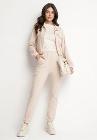 Born2be - Beżowy Komplet Dresowy Rozpinana Bluza z Klapami i Spodnie Typu Cargo Ezvisa. Kolor: beżowy. Materiał: dresówka #3