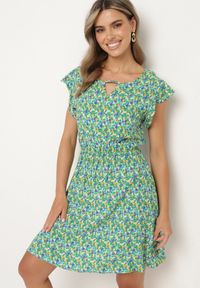 Born2be - Zielona Bawełniana Sukienka w Kwiaty z Gumką w Talii i Falbanką Dimllara. Okazja: na co dzień. Kolor: zielony. Materiał: bawełna. Wzór: kwiaty. Styl: elegancki, casual, klasyczny #1