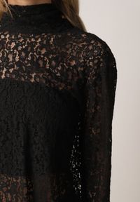 Born2be - Czarna Wiskozowa Bluzka z Koronki z Bawełną Kokardą i Rozszerzanymi Rękawami Andrice. Okazja: na randkę. Typ kołnierza: kokarda. Kolor: czarny. Materiał: wiskoza, bawełna, koronka. Wzór: koronka. Styl: klasyczny #2