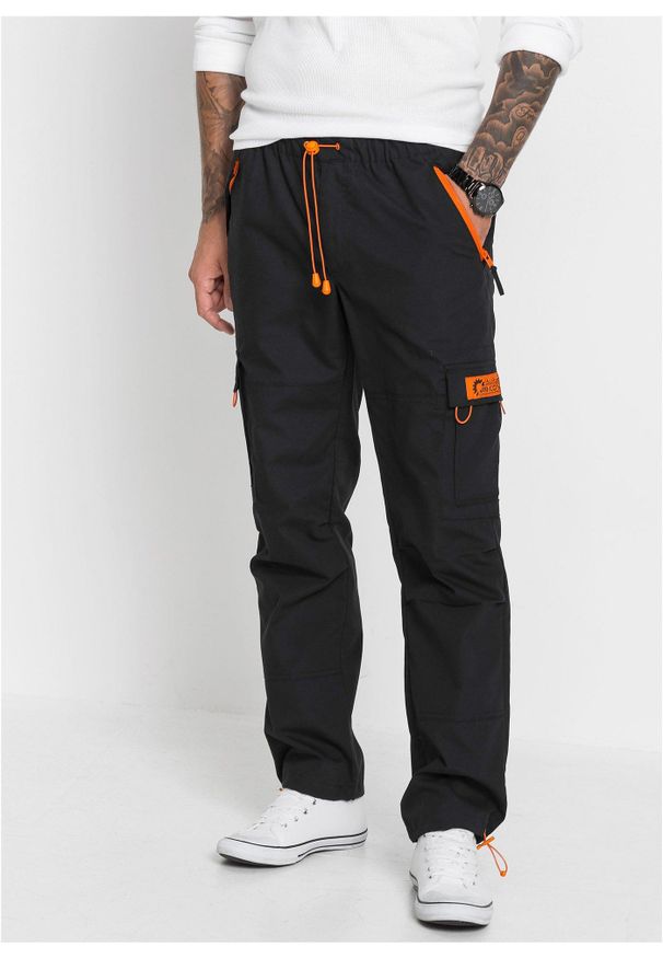 bonprix - Spodnie z kieszeniami cargo, z gumką w talii, o kroju relaxed fit, straight. Kolor: czarny. Styl: sportowy