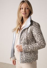 Born2be - Jasnoniebieska Dwustronna Kurtka Pikowana Ozdobiona Naszywką i Panterką Nemopis. Okazja: na co dzień. Kolor: niebieski. Materiał: jeans. Wzór: motyw zwierzęcy, aplikacja. Styl: casual #7