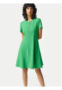 Joseph Ribkoff Sukienka codzienna 242031 Zielony Regular Fit. Okazja: na co dzień. Kolor: zielony. Materiał: syntetyk. Typ sukienki: proste. Styl: casual #3