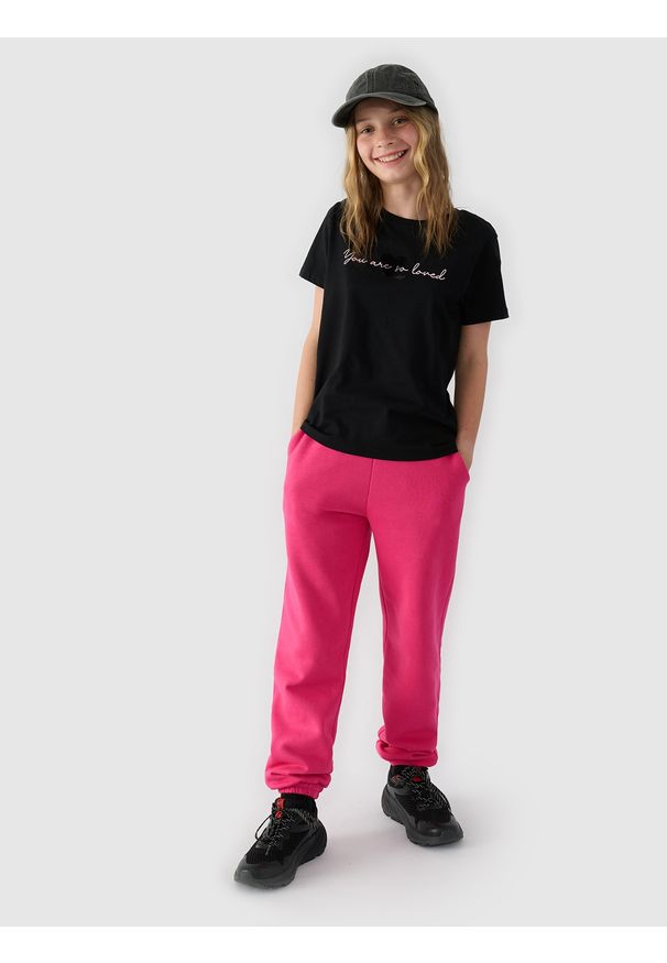 4f - 4F T-shirt z nadrukiem dziewczęcy - czarny 122 (6-7 lat). Okazja: na co dzień. Kolor: czarny. Materiał: bawełna, jersey, dzianina. Długość rękawa: krótki rękaw. Długość: krótkie. Wzór: nadruk. Sezon: lato. Styl: sportowy, klasyczny, casual
