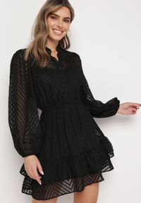 Born2be - Czarna Rozkloszowana Sukienka Mini z Bufiastymi Rękawami i Falbanką Illathi. Kolor: czarny. Materiał: materiał. Wzór: aplikacja. Długość: mini #1