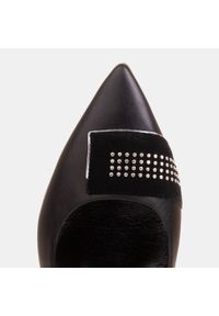 Marco Shoes Czarne czółenka na niskim obcasie, ozdoba z jetami. Kolor: czarny. Wzór: aplikacja. Obcas: na obcasie. Wysokość obcasa: niski #2