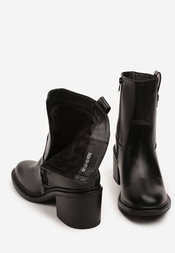 Renee - Czarne Botki Vices na Słupku Ozdobione Aplikacją Liter Lorrise. Okazja: na co dzień. Kolor: czarny. Wzór: aplikacja. Obcas: na słupku. Styl: casual, street