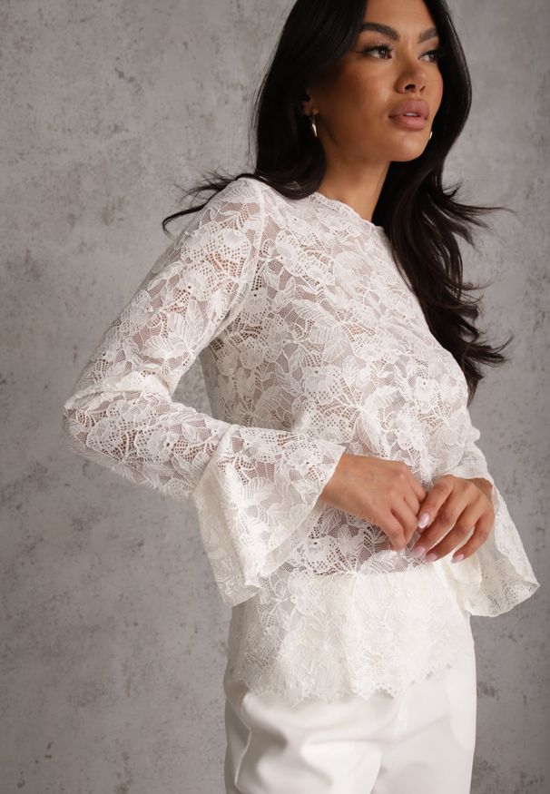 Renee - Beżowy Bluzka z Koronki Ozdobiona Rozkloszowanymi Rękawami i Falbanką na Dole Sanovia. Okazja: na co dzień. Kolor: beżowy. Materiał: koronka. Wzór: aplikacja, koronka. Styl: elegancki, casual