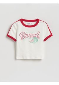 Reserved - Krótki t-shirt z nadrukiem - złamana biel. Materiał: bawełna. Długość: krótkie. Wzór: nadruk