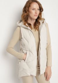 Born2be - Biała Casualowa Kamizelka z Kapturem i Pikowanymi Przeszyciami Caletta. Okazja: na co dzień. Typ kołnierza: kaptur. Kolor: biały. Materiał: jeans. Styl: casual #2