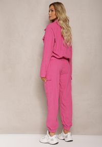 Renee - Fuksjowy Komplet Dresowy Utility Krótka Bluza z Kołnierzem i Spodnie Joggery z Kieszeniami Cargo Literria. Kolor: różowy. Materiał: dresówka