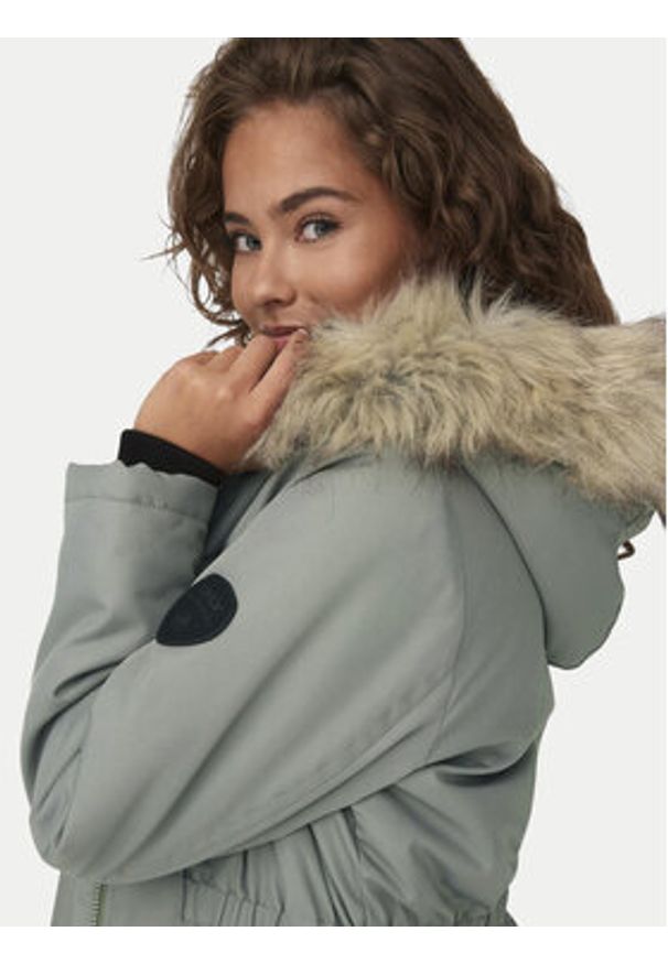 only - ONLY Parka Iris 15304625 Zielony Regular Fit. Kolor: zielony. Materiał: syntetyk