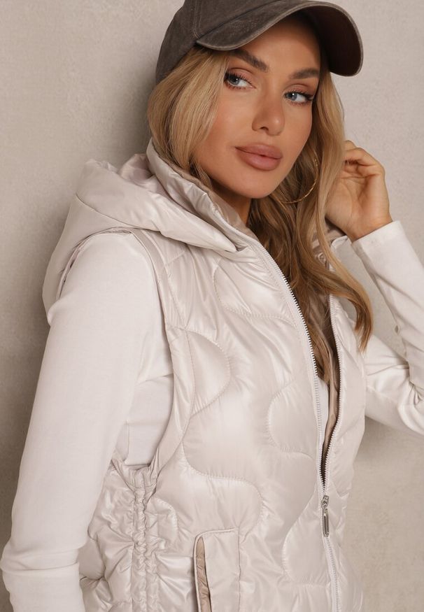 Renee - Jasnoszara Kamizelka z Odpinanym Kapturem Ozdobnie Pikowana Silzeki. Okazja: na co dzień. Kolor: szary. Materiał: jeans, materiał. Sezon: jesień, wiosna. Styl: sportowy, klasyczny, elegancki, casual