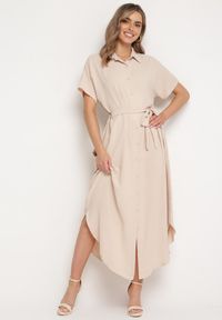 Born2be - Beżowa Sukienka Wiskozowa o Luźnym Koszulowym Kroju Wiązana w Talii Rionella. Kolor: beżowy. Materiał: wiskoza. Długość rękawa: krótki rękaw. Sezon: lato. Typ sukienki: koszulowe. Styl: klasyczny #1