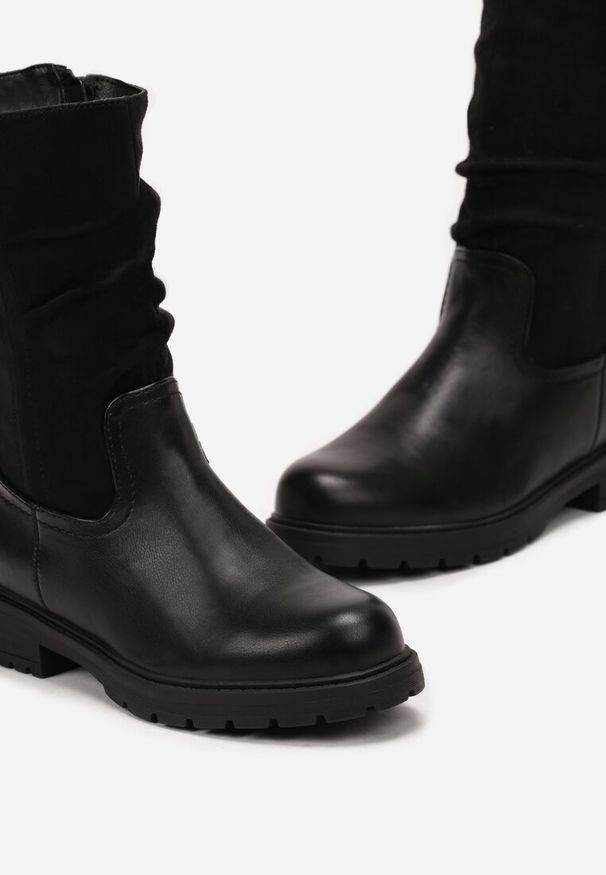 Renee - Czarne Botki za Kostkę z Marszczoną Cholewką Sabaria. Wysokość cholewki: za kostkę. Kolor: czarny. Materiał: jeans. Szerokość cholewki: normalna. Obcas: na obcasie. Styl: klasyczny, elegancki. Wysokość obcasa: niski