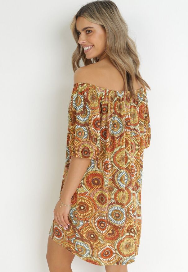 Born2be - Brązowa Sukienka Mini z Hiszpańskim Dekoltem i Ozdobnym Wiązaniem Yarelina. Okazja: na co dzień. Kolor: brązowy. Materiał: tkanina. Długość rękawa: krótki rękaw. Sezon: wiosna, lato. Typ sukienki: proste. Styl: casual. Długość: mini