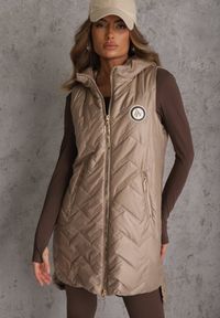 Renee - Brązowa Długa Pikowana Kamizelka z Kapturem i Ozdobną Naszywką Mentape. Typ kołnierza: kaptur. Kolor: brązowy. Długość: długie. Wzór: aplikacja. Styl: sportowy #4