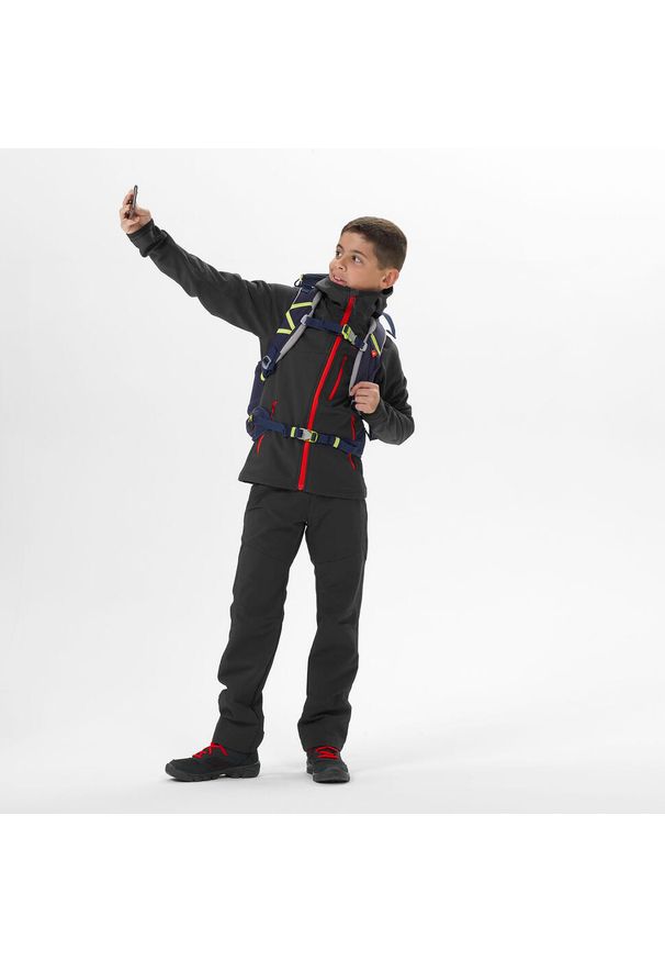 quechua - Kurtka Softshell turystyczna dla dzieci MH900. Kolor: czarny, szary, wielokolorowy. Materiał: materiał, elastan, poliester. Sezon: lato. Styl: sportowy