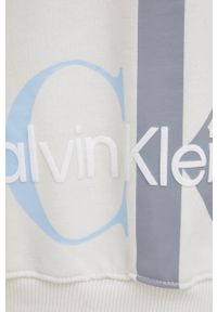 Calvin Klein Jeans Bluza bawełniana damska kolor beżowy z kapturem z nadrukiem. Okazja: na co dzień. Typ kołnierza: kaptur. Kolor: beżowy. Materiał: bawełna. Długość rękawa: długi rękaw. Długość: długie. Wzór: nadruk. Styl: casual #4