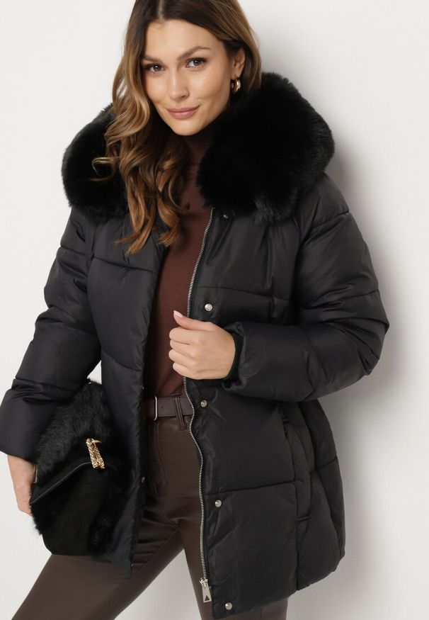 Born2be - Czarna Pikowana Kurtka z Kapturem i Odpinanym Futrem z Paskiem w Tali Siamirae. Okazja: na co dzień. Typ kołnierza: kaptur. Kolor: czarny. Materiał: futro. Styl: elegancki, casual