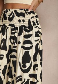 Renee - Czarne Szerokie Spodnie Culottes z Gumką Zdobione Geometrycznym Printem Sartebia. Okazja: na co dzień. Kolor: czarny. Wzór: aplikacja, geometria, nadruk. Styl: elegancki, casual #3
