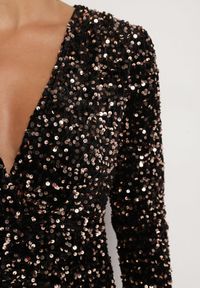 Born2be - Złoto-Czarna Kopertowa Marszczona Sukienka Cekinowa Bonilda. Kolor: złoty. Wzór: aplikacja. Typ sukienki: kopertowe. Styl: elegancki #7