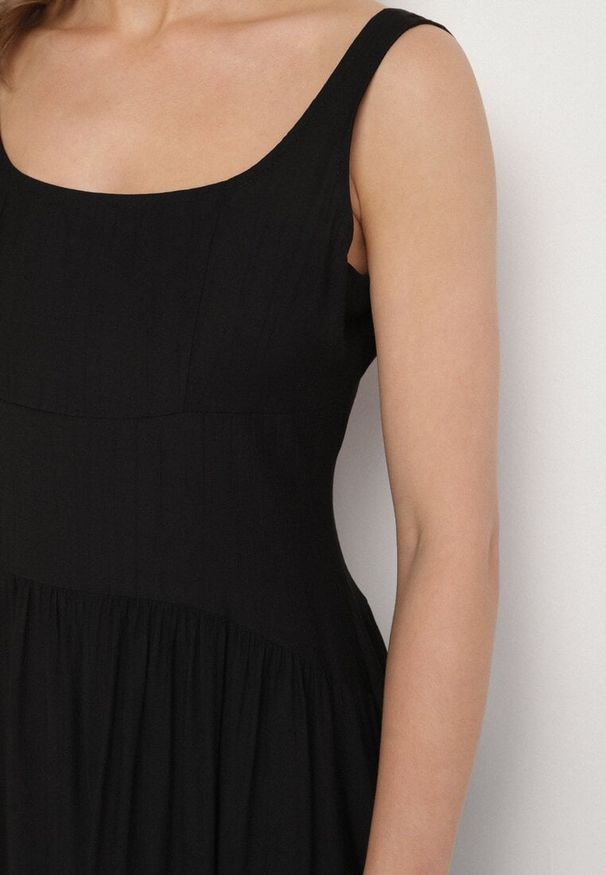 Born2be - Czarna Wiskozowa Sukienka o Rozkloszowanym Kroju Milareina. Okazja: na co dzień. Kolor: czarny. Materiał: wiskoza. Długość rękawa: długi rękaw. Wzór: aplikacja. Typ sukienki: rozkloszowane. Styl: casual, elegancki